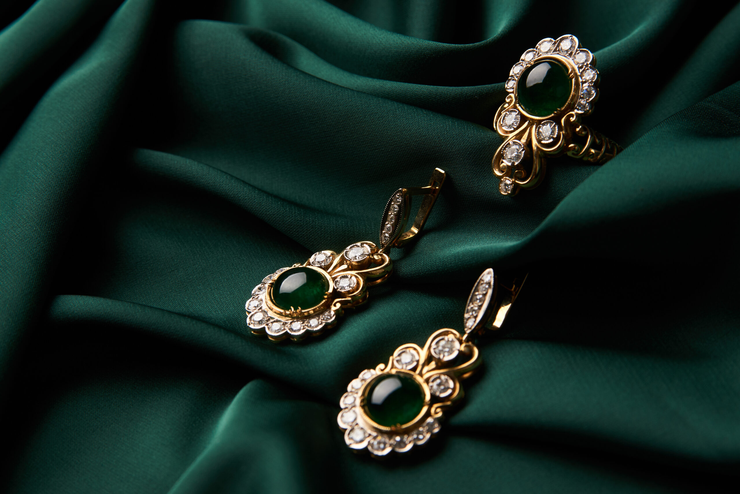 Golden ring and pair of earrings with green Emerald and Diamonds